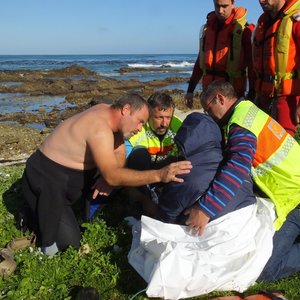 Rory Richards, wat die drenkelinge gered het, ondersteun hier vir Van den Berg.